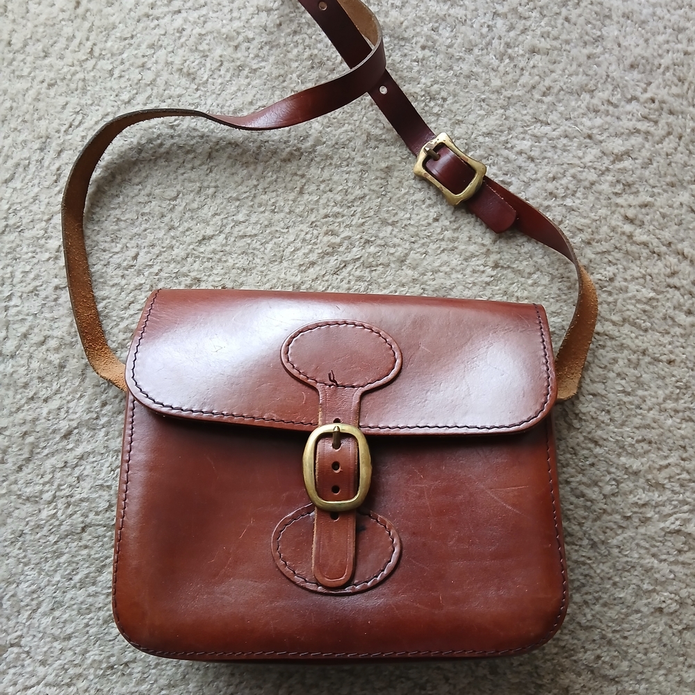 Elegant Tan Leather Messenger Bag